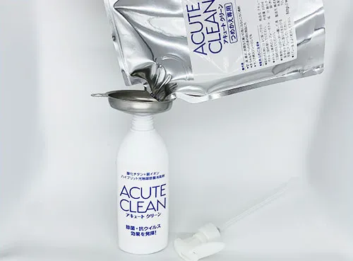 アキュートクリーンの詰め替えの様子。漏斗を使うと便利